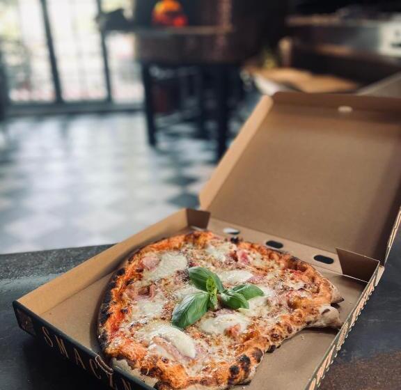 هاستل Loft Car Factory