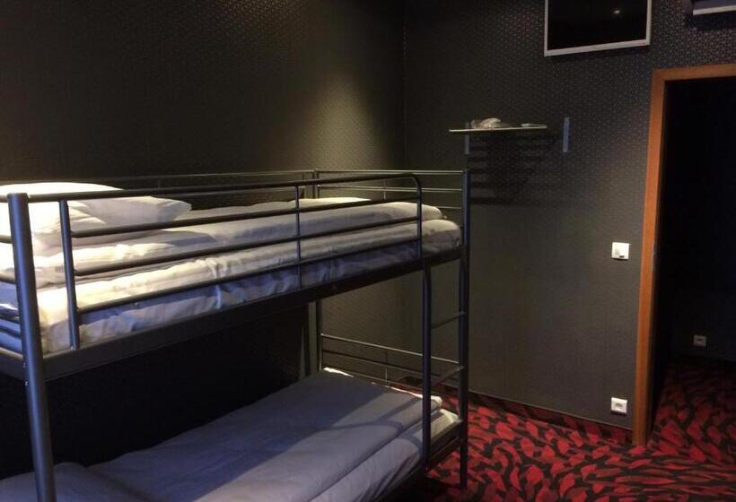 هاستل Loft Car Factory