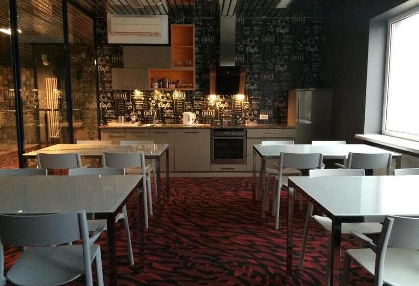 هاستل Loft Car Factory