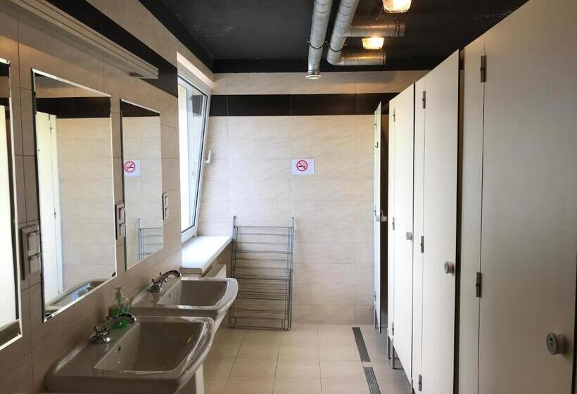 هاستل Loft Car Factory