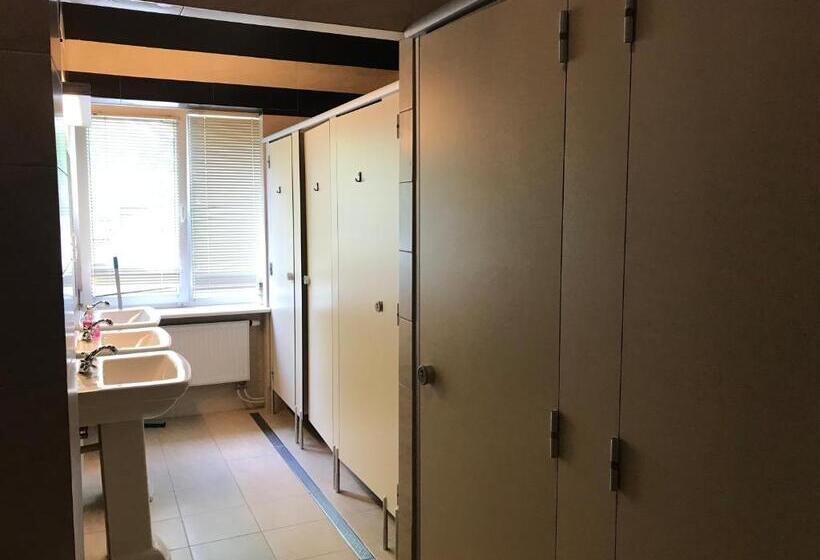 هاستل Loft Car Factory