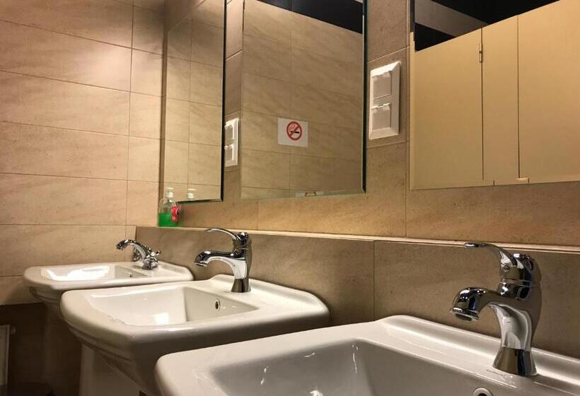 هاستل Loft Car Factory