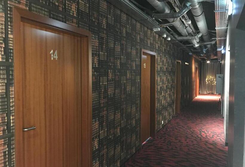 هاستل Loft Car Factory