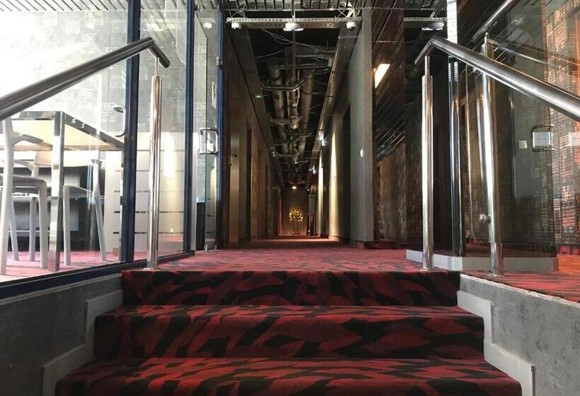 هاستل Loft Car Factory