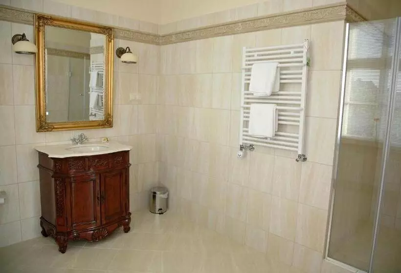 تختخواب و صبحانه Dwór Bieland