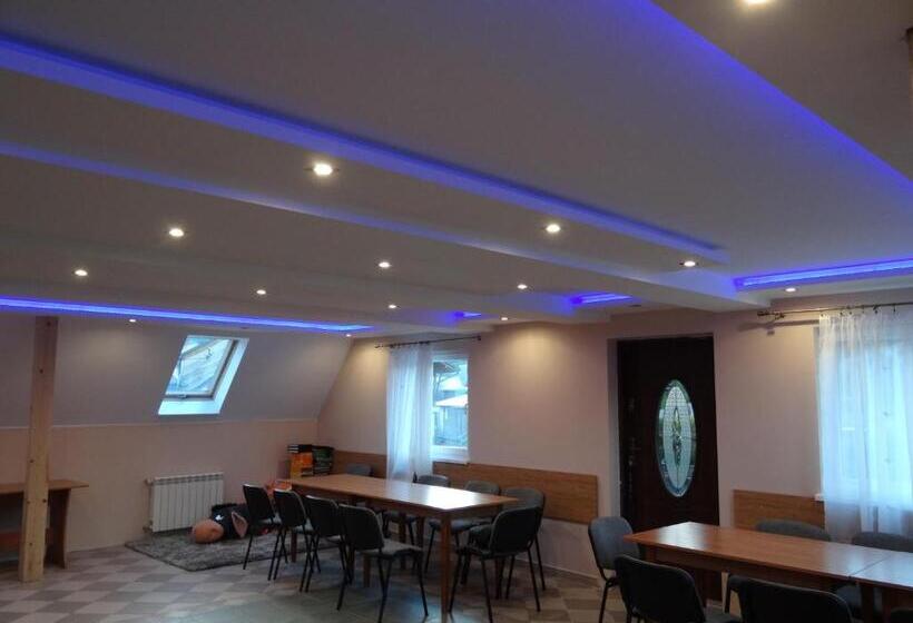 تختخواب و صبحانه Willa Karla