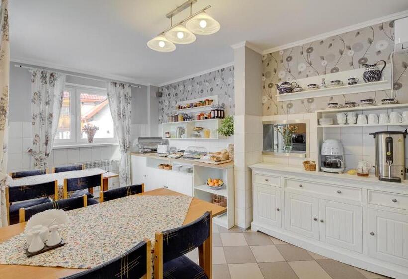 تختخواب و صبحانه Willa Karla