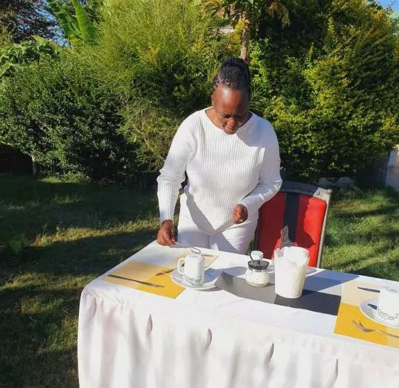 تختخواب و صبحانه Homebase Gardens Kiamunyi