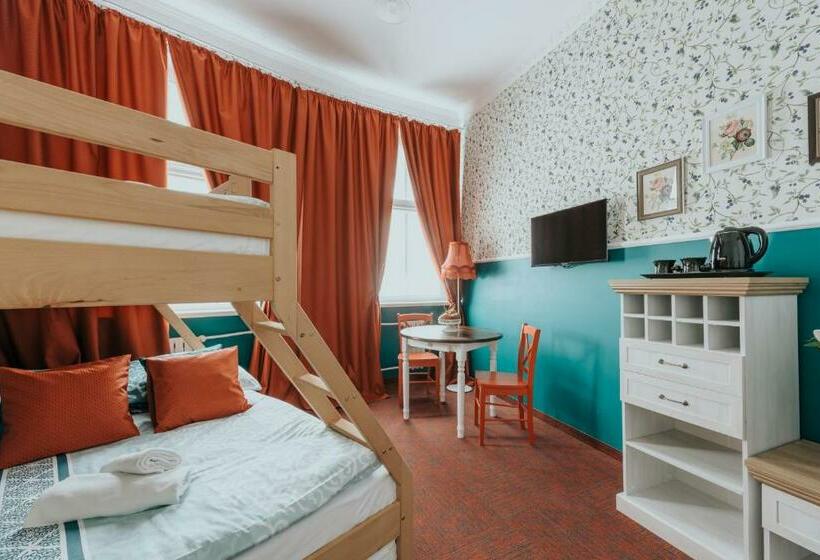 Hostel Night O'clock