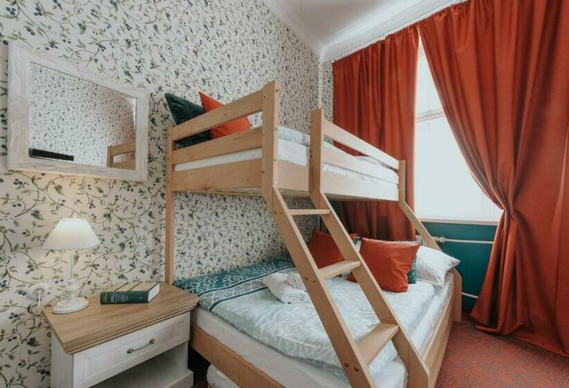 Hostel Night O'clock