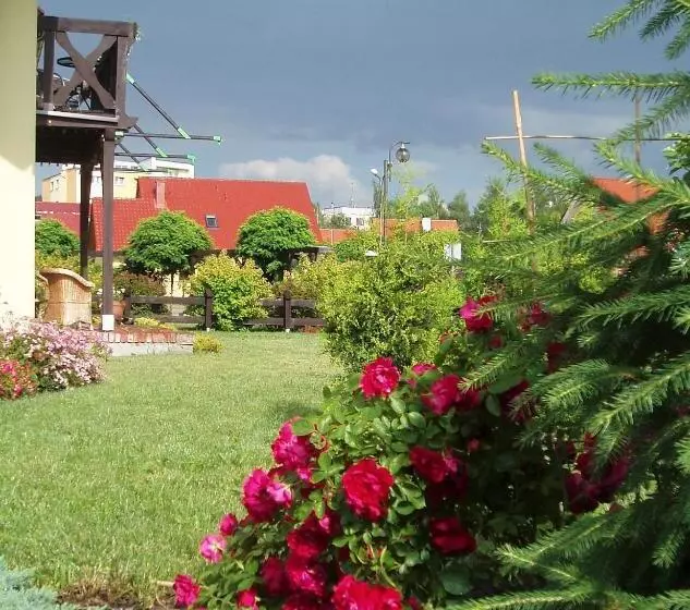 Majatalo Willa Axla Z Werandą Ogrodem I Parkingiem