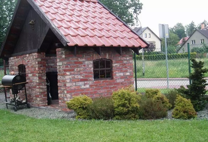 Majatalo Willa Axla Z Werandą Ogrodem I Parkingiem