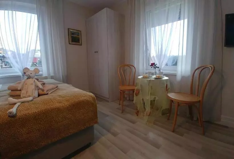 Majatalo Willa Axla Z Werandą Ogrodem I Parkingiem