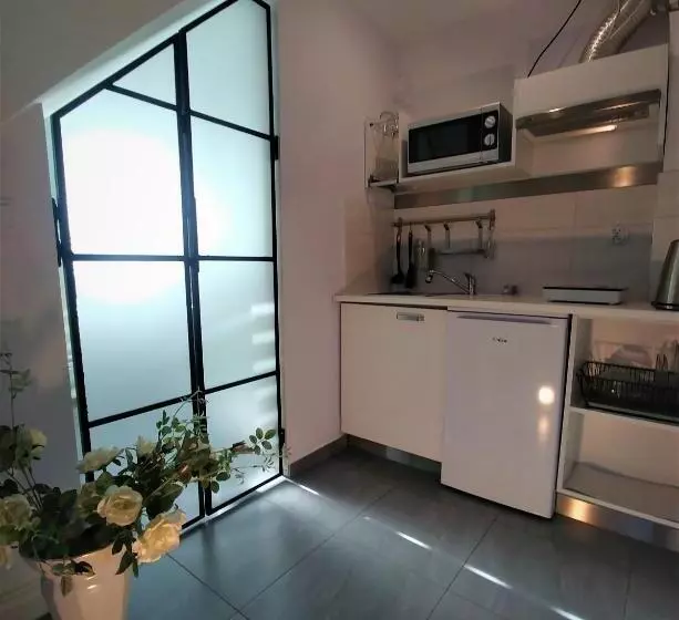 Majatalo Willa Axla Z Werandą Ogrodem I Parkingiem