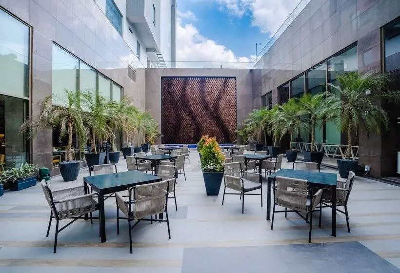 ホテル Courtyard By Marriott Shillong