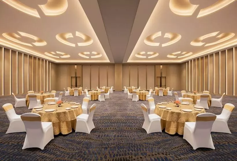 ホテル Courtyard By Marriott Shillong