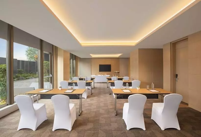 ホテル Courtyard By Marriott Shillong