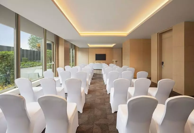 ホテル Courtyard By Marriott Shillong