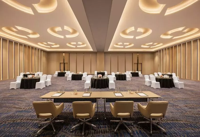 ホテル Courtyard By Marriott Shillong