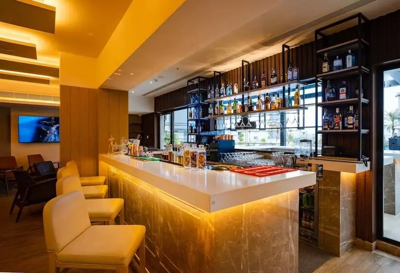 ホテル Courtyard By Marriott Shillong