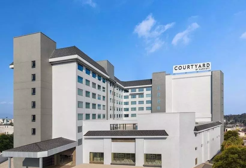 ホテル Courtyard By Marriott Shillong