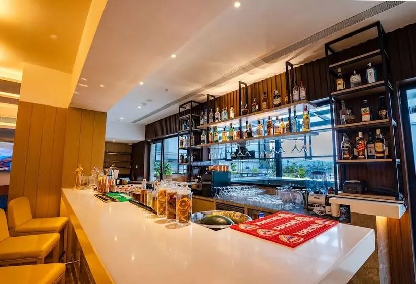 ホテル Courtyard By Marriott Shillong