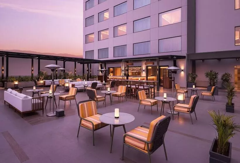 ホテル Courtyard By Marriott Shillong