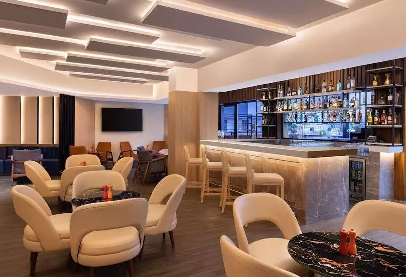 ホテル Courtyard By Marriott Shillong