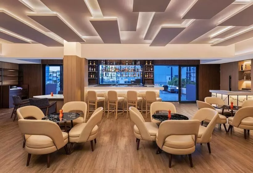 ホテル Courtyard By Marriott Shillong