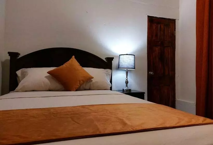 ペンション Hospedaje Los Lirios Chitré