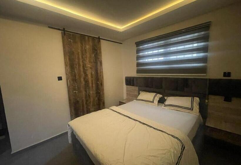 پانسیون The Zodiac House