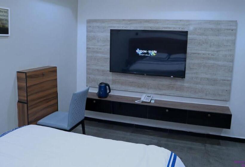 پانسیون The Zodiac House