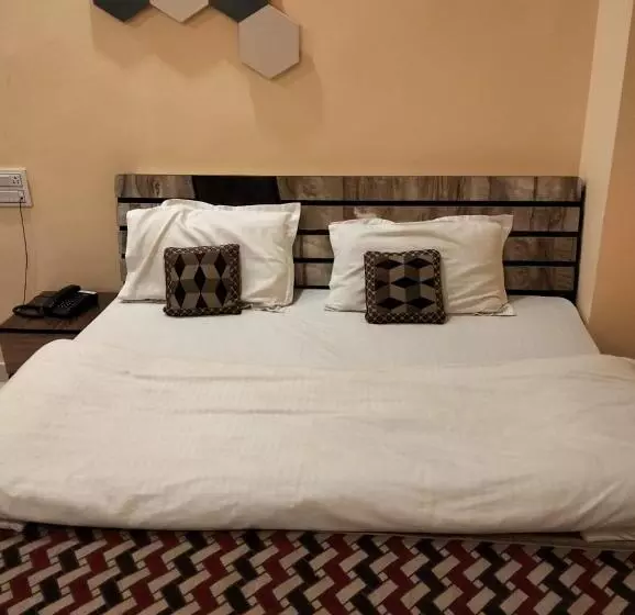 Relax Square & Hotel By Wb Inn