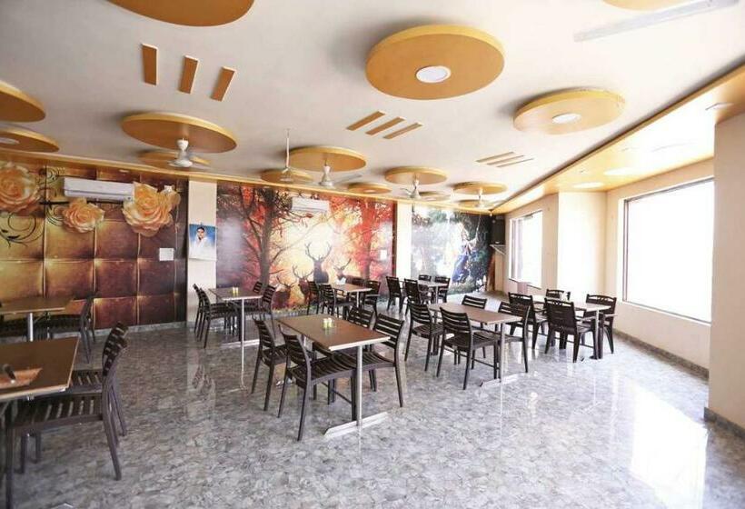 בית מלון כפרי Oyo Flagship 80728 My Prime Family Restaurant