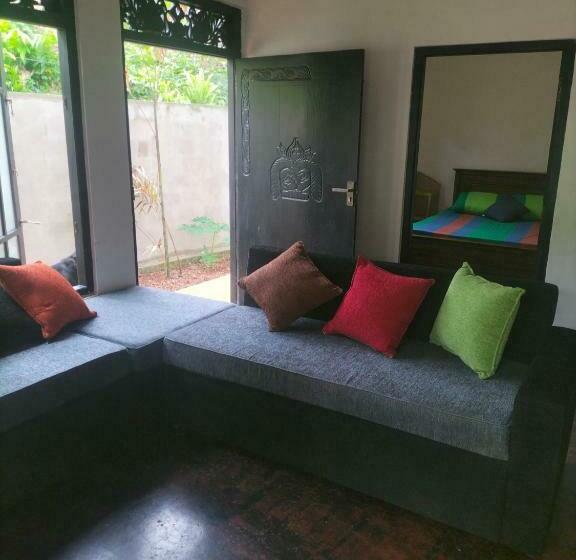 Majatalo Budget Room @ Ruk Tree, Midigama