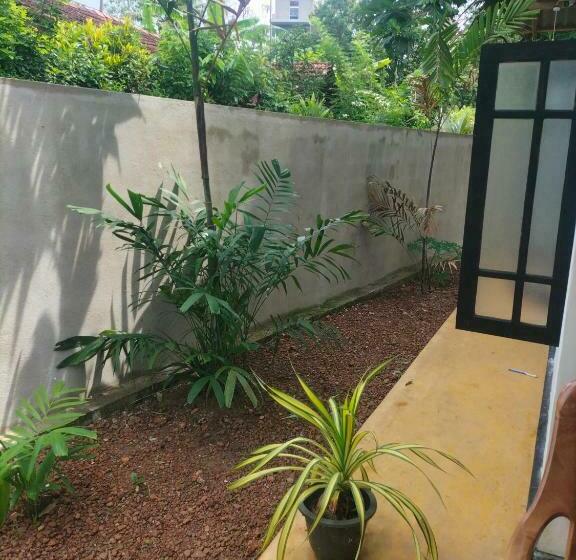 Majatalo Budget Room @ Ruk Tree, Midigama