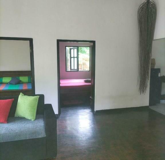 Majatalo Budget Room @ Ruk Tree, Midigama