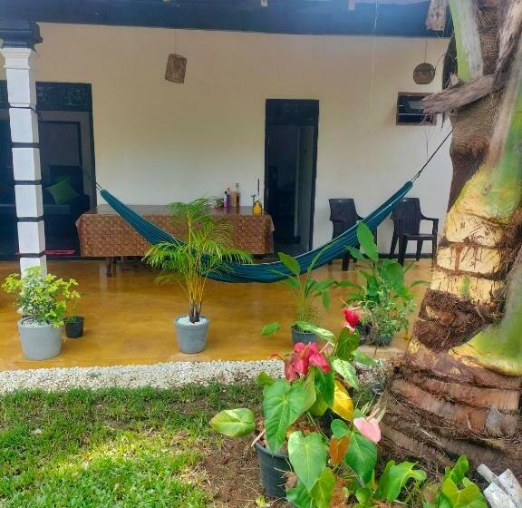 Majatalo Budget Room @ Ruk Tree, Midigama