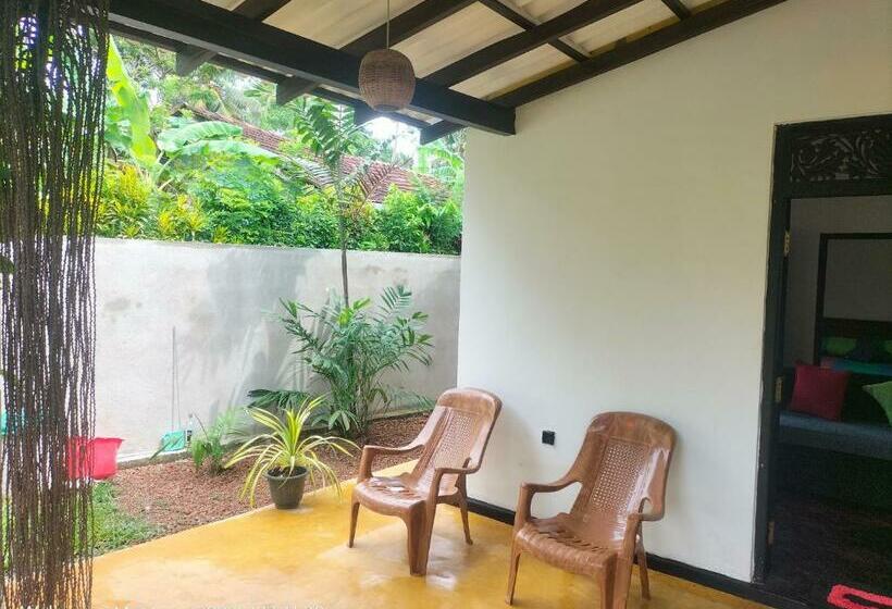 Majatalo Budget Room @ Ruk Tree, Midigama