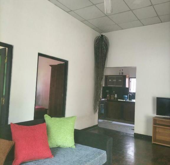 Majatalo Budget Room @ Ruk Tree, Midigama