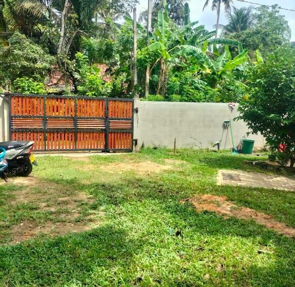 Majatalo Budget Room @ Ruk Tree, Midigama