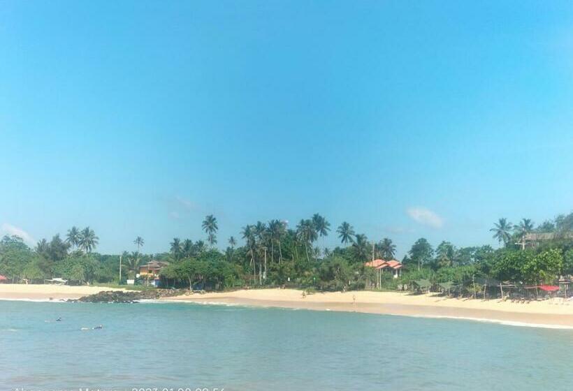 Majatalo Budget Room @ Ruk Tree, Midigama