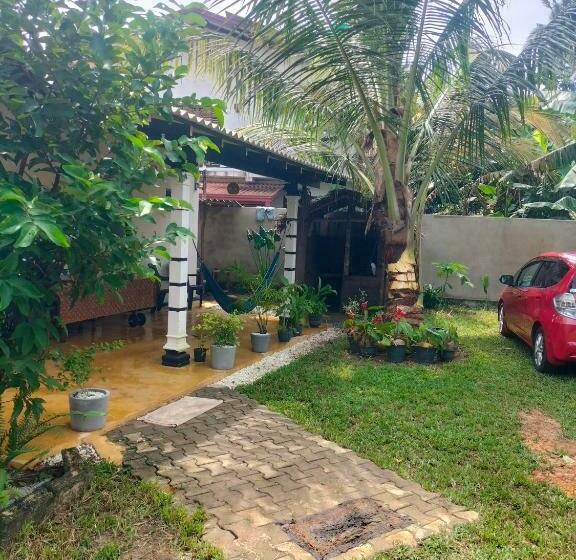 Majatalo Budget Room @ Ruk Tree, Midigama