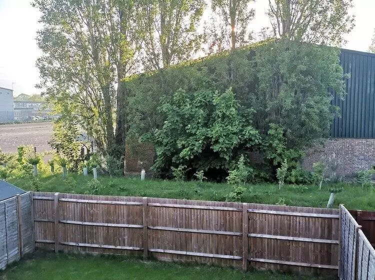 پانسیون Langley Haven   3 Br House