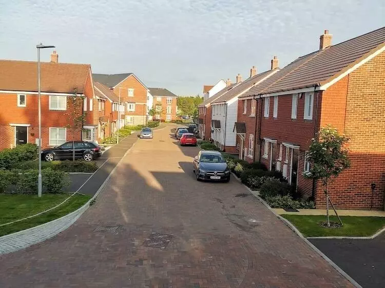 پانسیون Langley Haven   3 Br House