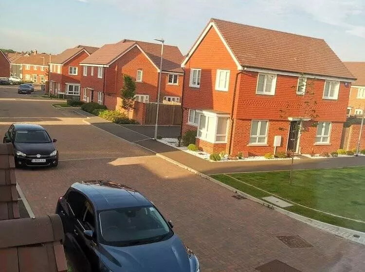 پانسیون Langley Haven   3 Br House