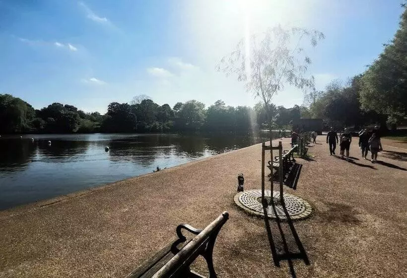 پانسیون Langley Haven   3 Br House