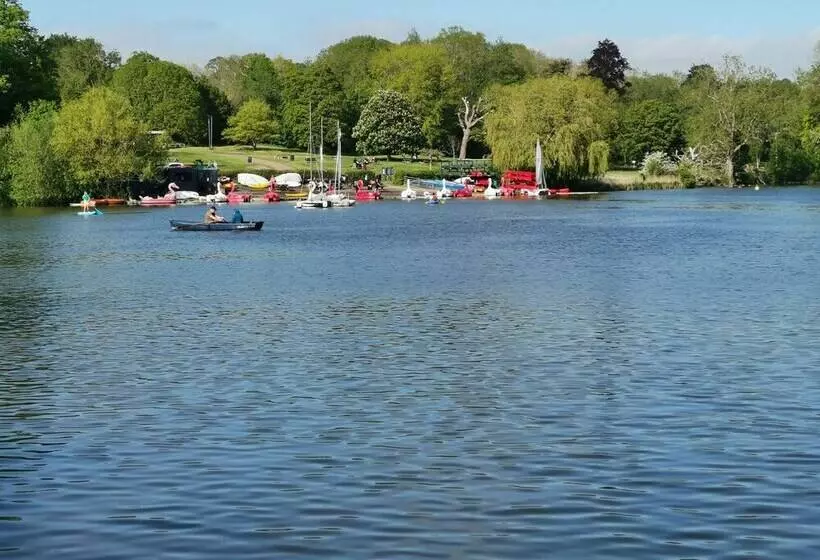 پانسیون Langley Haven   3 Br House