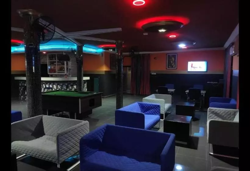 پانسیون Room In Guest Room   Deluxe Twin Beds That Sleeps 3 In Royal Blue Guest House And Bar