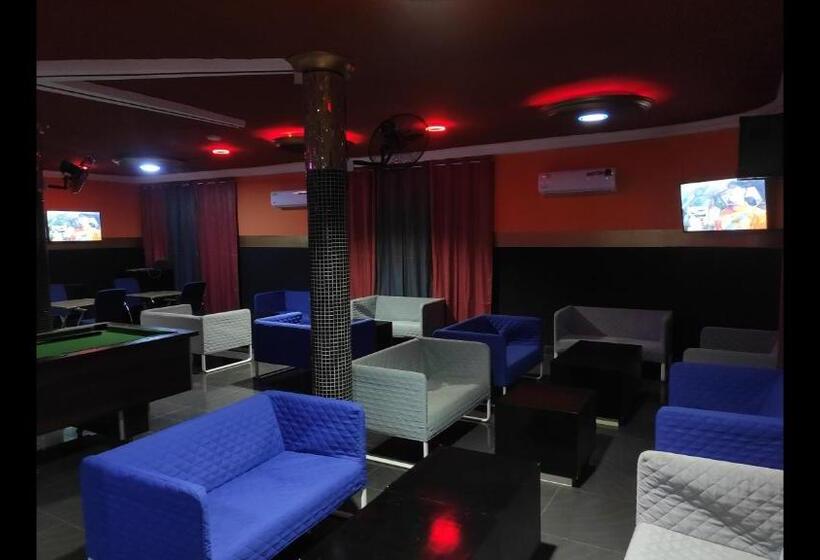 پانسیون Room In Guest Room   Deluxe Twin Beds That Sleeps 3 In Royal Blue Guest House And Bar